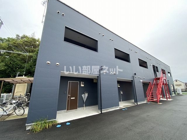 【和歌山市西小二里のアパートの建物外観】