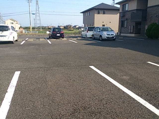 【鈴鹿市安塚町のアパートの駐車場】