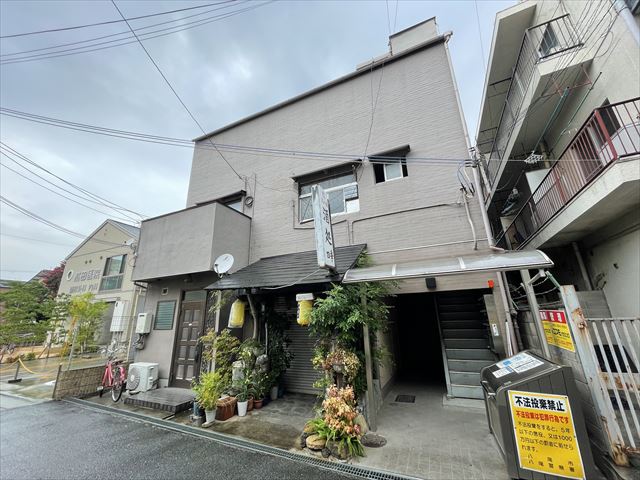 建物外観　■最寄り駅まで徒歩10分の立地