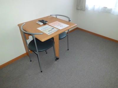 その他　机とイス。明るい場所に設置されています。