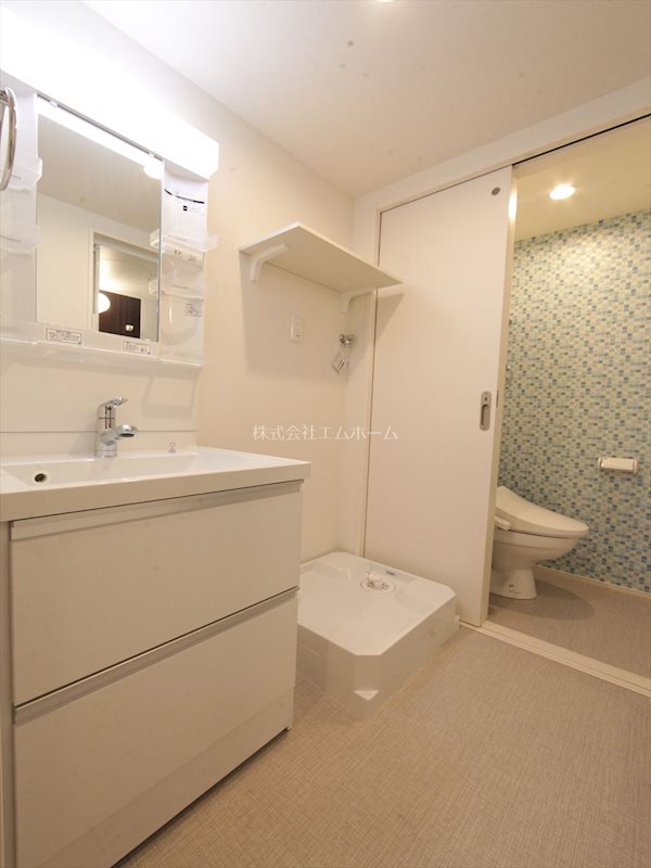 洗面設備　脱衣所　独立洗面台（シャンプードレッサー付）　同型写真