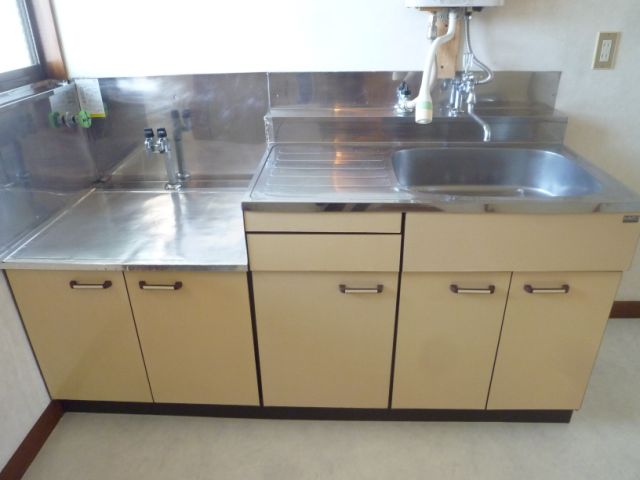 キッチン　キッチンはガスコンロ設置可能です