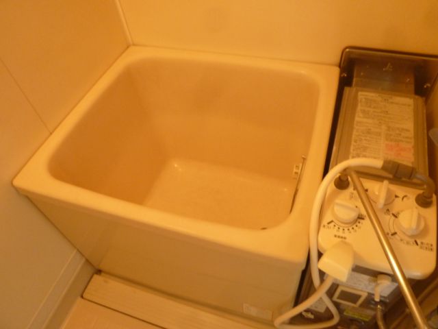 バス・シャワールーム　バランス釜のお風呂で追焚きも出来ます