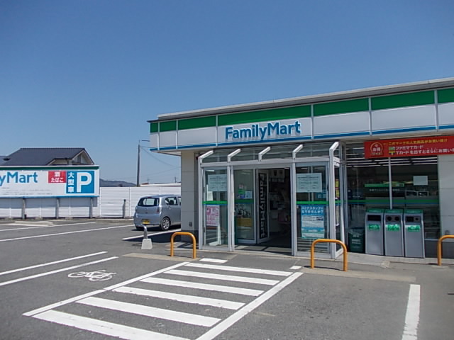 コンビニ　ファミリーマート（コンビニ）まで800m