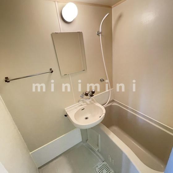 洗面設備　※写真は別号室のものですので現状優先とさせていただきます