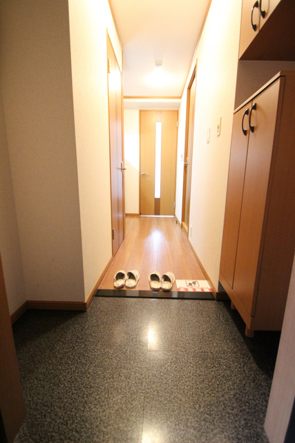 玄関　明るく広々とした玄関