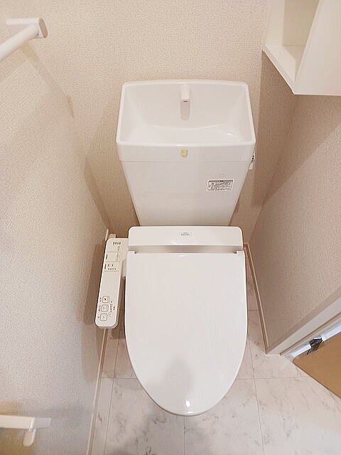 トイレ　嬉しい温水洗浄便座付きです♪