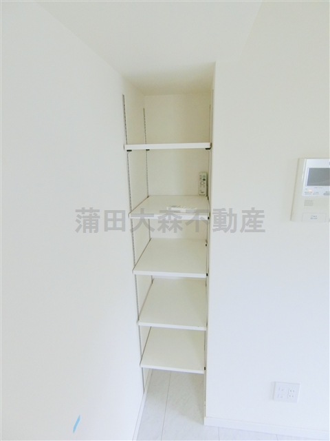 その他設備　洋室の棚収納