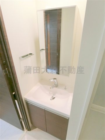 洗面設備　鏡裏収納もある独立洗面台　洗面所