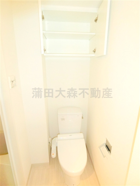 トイレ　上部棚収納に温水洗浄便座付きトイレ