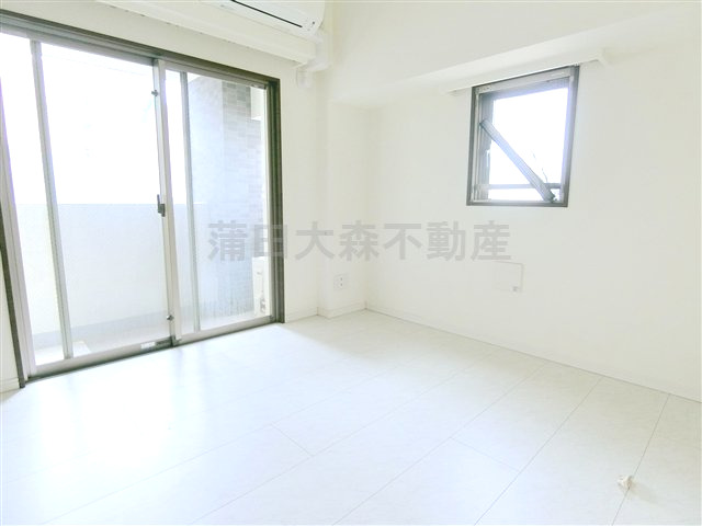 居室・リビング　2面採光の洋室