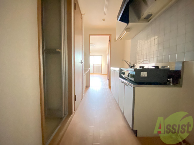 玄関　玄関から撮影しました。キッチン周りもひろいですね。