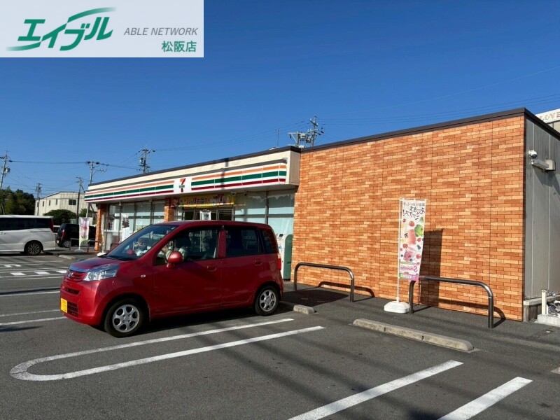 コンビニ　セブンイレブン松阪山室町北店（コンビニ）まで1257m