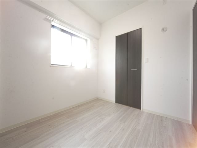 その他部屋・スペース　洋室4.33帖　収納充実しています