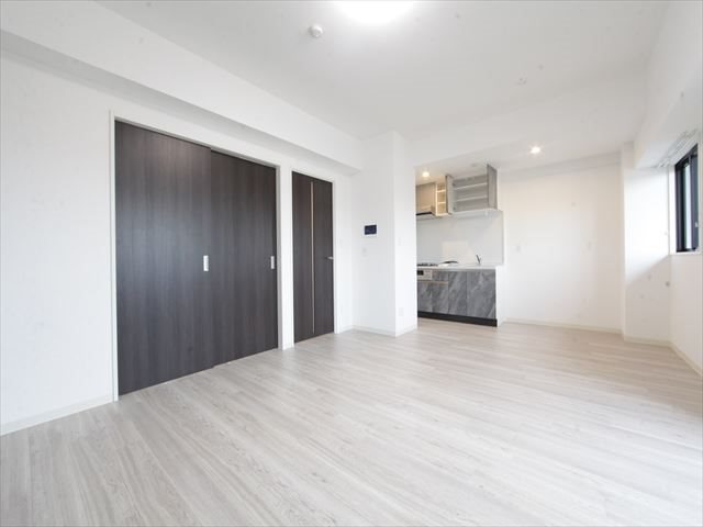 居室・リビング　リビング14.26帖　エアコン完備　バルコニーに面しています