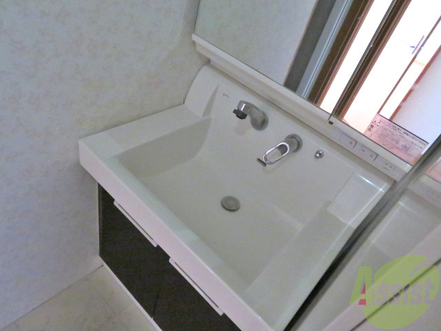 洗面設備　独立洗面台。朝の身支度はここでばっちり決めましょう。