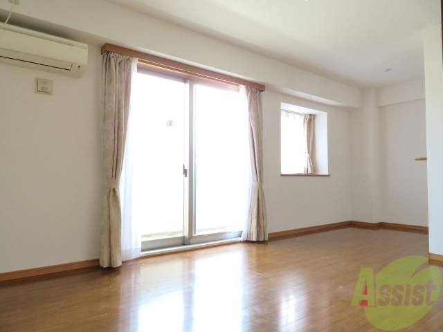 居室・リビング　リビングはこんな感じです。窓が大きくてよく陽が入ってきます。