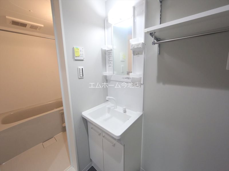 洗面設備　脱衣所　独立洗面台（シャンプードレッサー付）