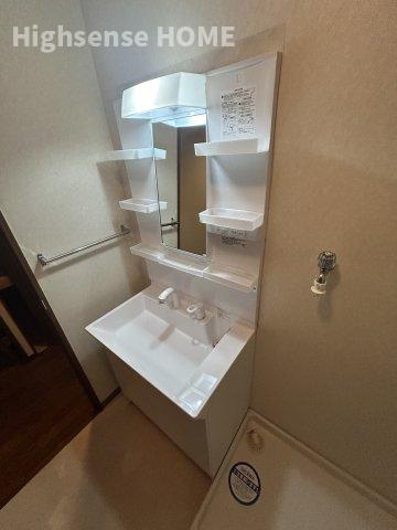 洗面設備　明るい洗面所です