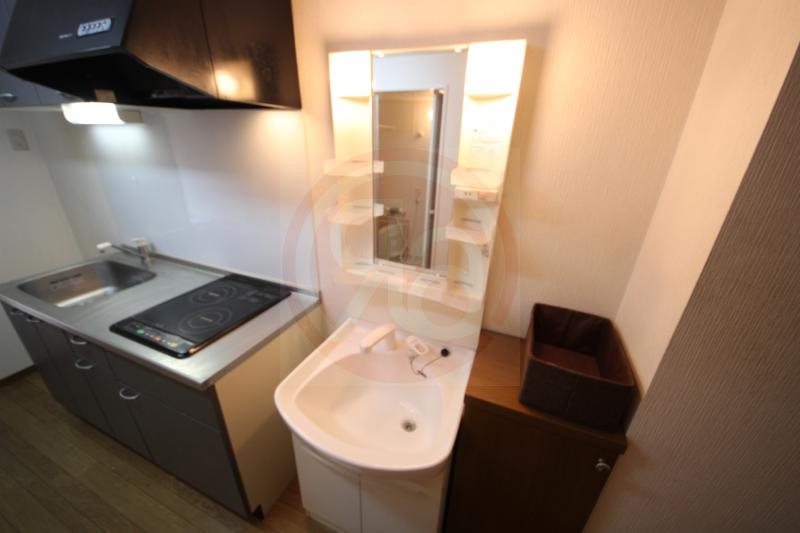 洗面設備　独立洗面化粧台が付いています