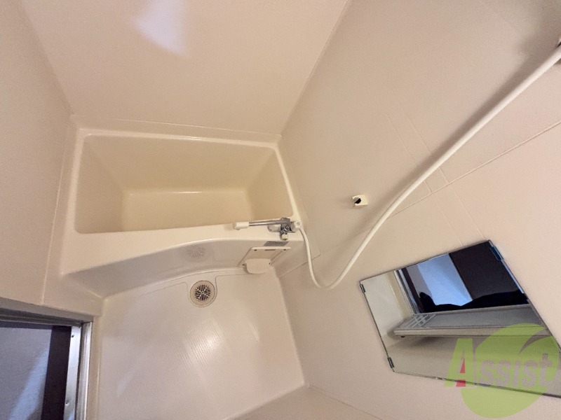 バス・シャワールーム　こちらバスルームでございます。鏡付きが嬉しいですね。