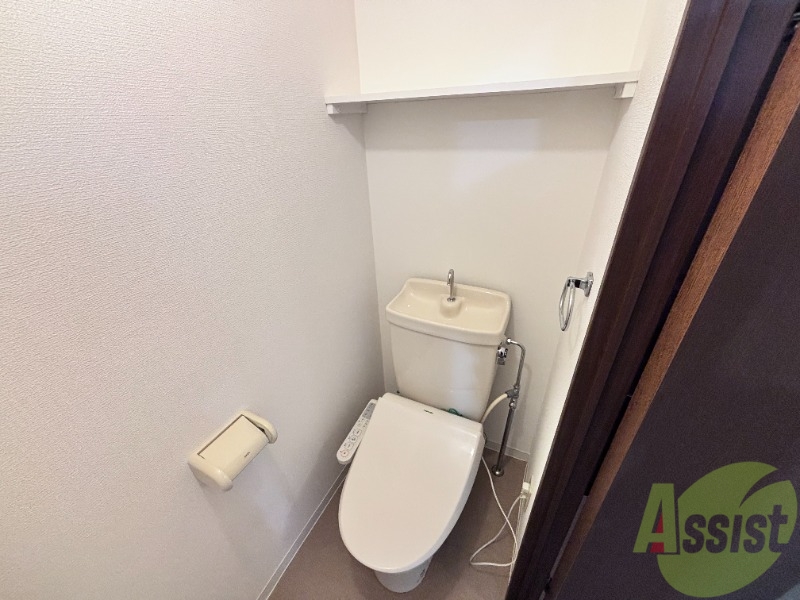 トイレ　こちらトイレでございます。温水洗浄便座付きです。