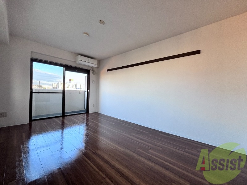 居室・リビング　こちらリビングでございます。８．３帖のお部屋になります。