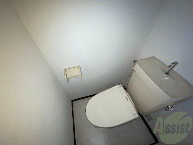 トイレ　暖房機能付き便座のトイレです。キレイめですね。