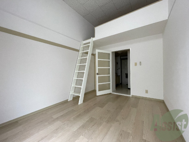 居室・リビング　キレイなフローリングです。天井も高めです。