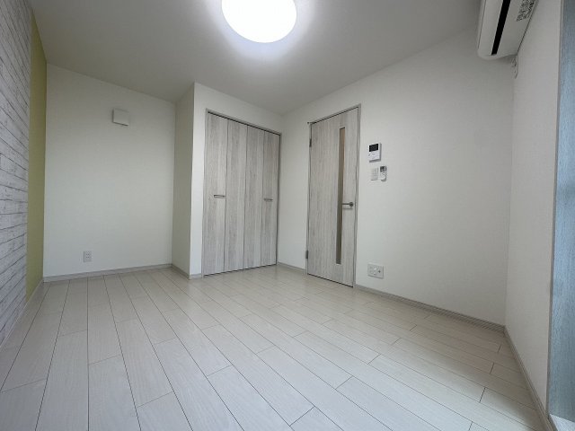 その他部屋・スペース　落ち着いた色調の寝室です