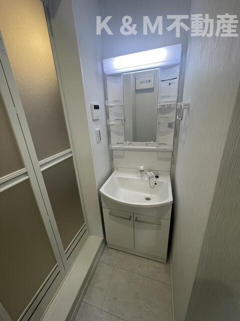 洗面設備　独立洗面台あり、毎朝おしゃれに忙しい女性の方におすすめです