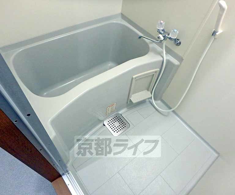 バス・シャワールーム　ゆったり浸かれるお風呂です。