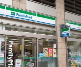 コンビニ　ファミリーマート港区白金プラザ店（コンビニ）まで300m