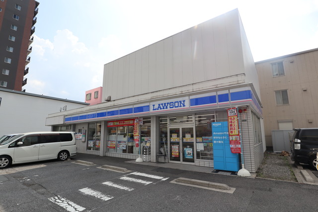 コンビニ　ローソン足立谷在家店（コンビニ）まで690m
