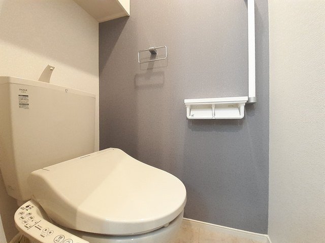 トイレ　落ち着いた色調のトイレです