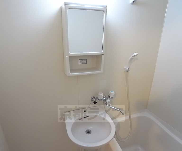 洗面設備　浴室内の洗面台です。