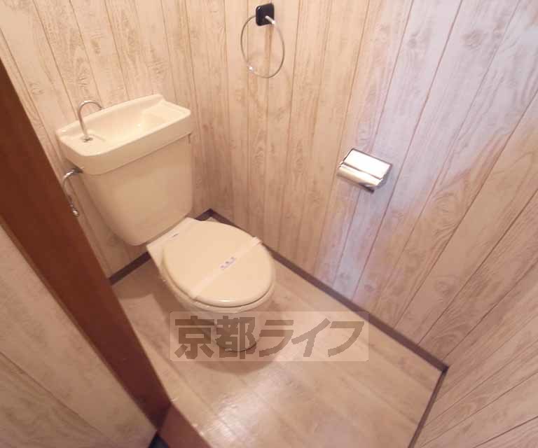 トイレ　木目調の壁で落ち着きます・