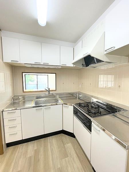 キッチン　システムキッチン・グリル付き3口ガスコンロ