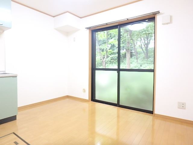 居室・リビング　別室参考写真です。