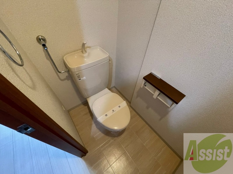 トイレ　トイレです。タオル掛けもついて便利ですね。