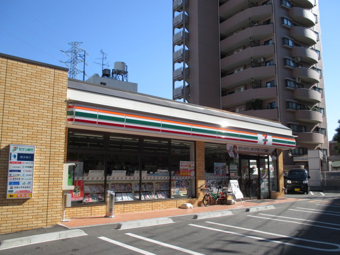 コンビニ　セブンイレブン（コンビニ）まで240m