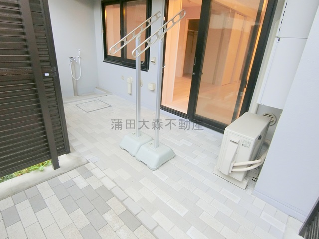 庭　バルコニー兼庭　物干し金具付き