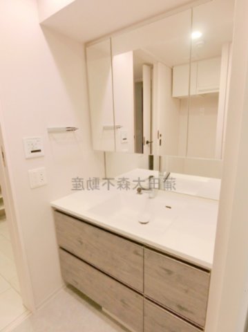 洗面設備　3面鏡の独立洗面台　洗面所　鏡の中収納スペース付き