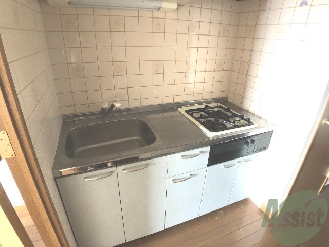 キッチン　２口コンロ付きのシステムキッチンです。初日から出来ますね。