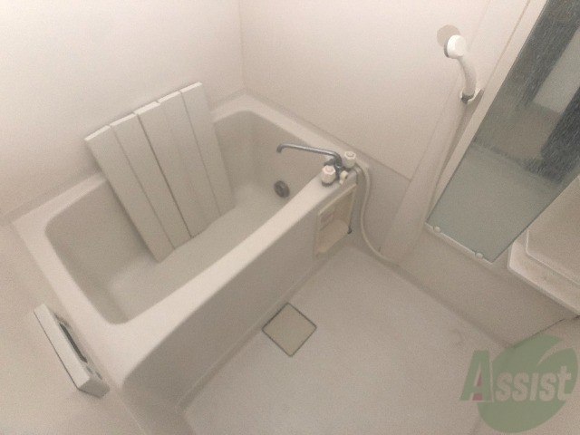 バス・シャワールーム　お風呂は追い炊き機能付きのゆったり浸かれる広さーー。