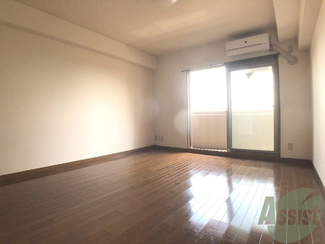 その他部屋・スペース　大きな窓と出窓から入る太陽光で毎朝、気持ちよく起きれそう。