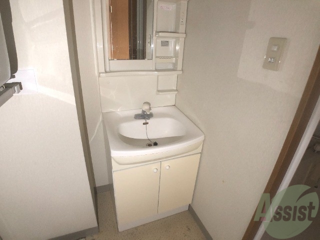 洗面設備　独立洗面台で毎朝の準備が快適に出来そうですね。