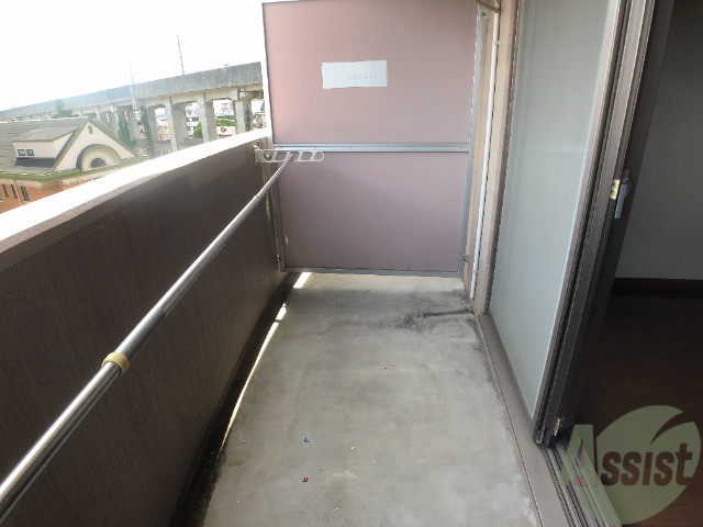 バルコニー　バルコニーはお洗濯を干すには十分な広さです。