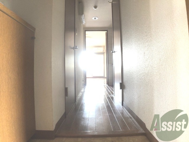 玄関　玄関もお部屋の雰囲気に合う色遣いです。