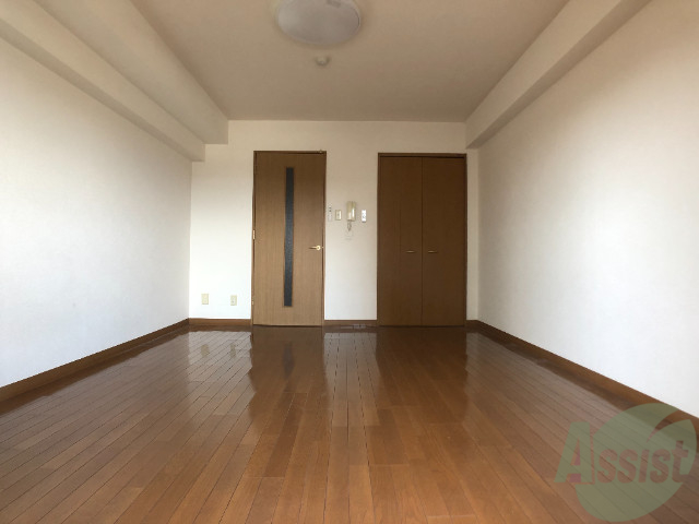 居室・リビング　９．１帖の広めの洋室です。大きな窓から陽光が差し込んで来ます